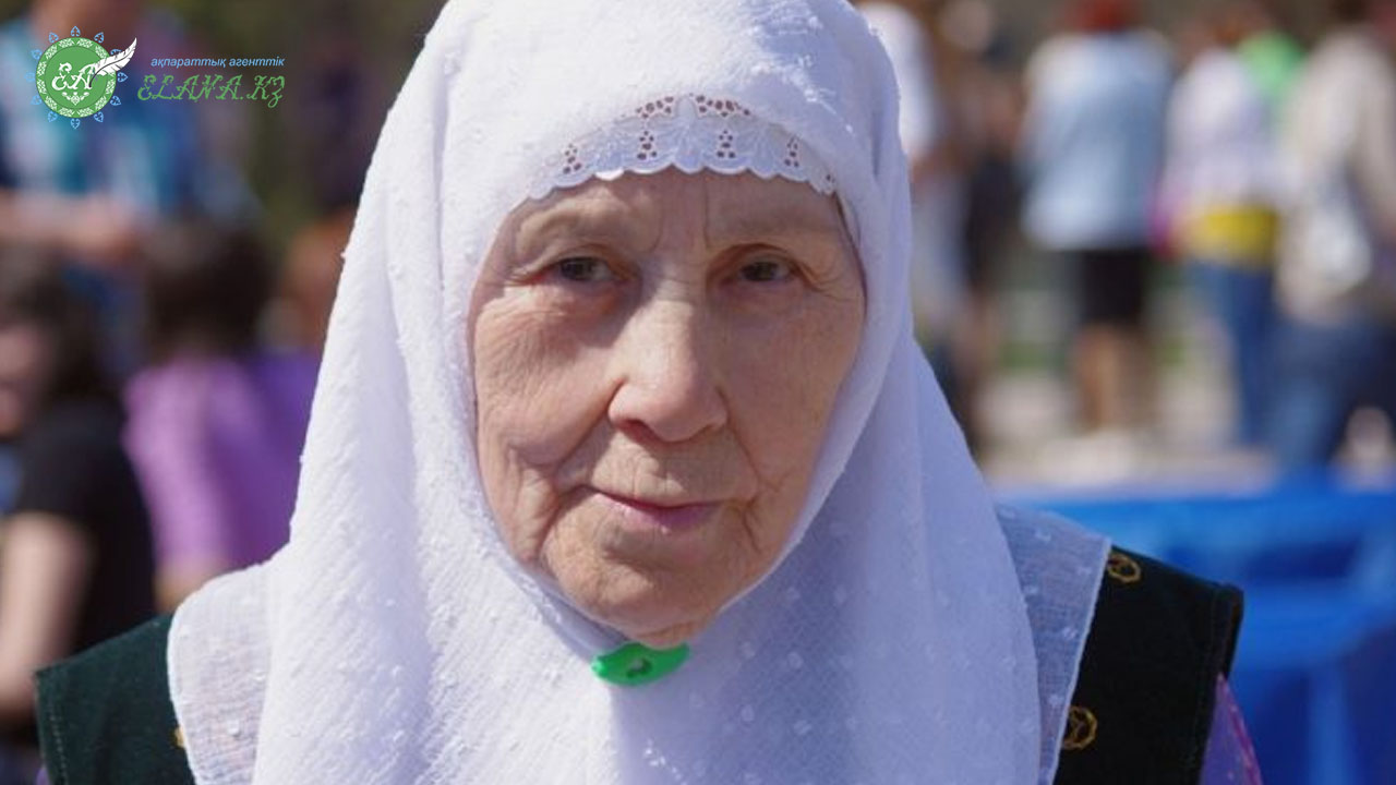 Мусульманская бабушка. Женщина в платке. Бабушка мусульманка. Пожилой татарин.