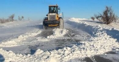 БӘЙДІБЕК АУДАНЫНДА ЖОЛДАРДЫ ҚАРДАН ТАЗАЛАУ ЖҰМЫСТАРЫ ЖҮРІП ЖАТЫР